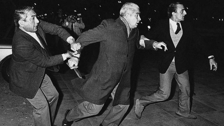 El represor Menéndez, cuchillo en mano. Enrique Rosito/DyN El represor Menéndez, cuchillo en mano. Enrique Rosito/DyN